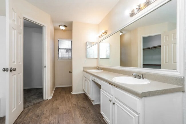 Foto del edificio - 6406 Big Springs Dr