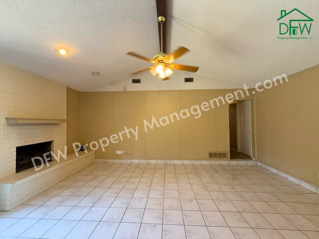 Foto del edificio - Charming 3-Bedroom Home with Fenced Backyard & Fireplace in Arlington!