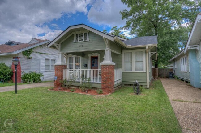 Foto del edificio - 818 Elmwood St