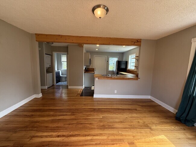 Foto del edificio - Located in the North Hills area, this sing...