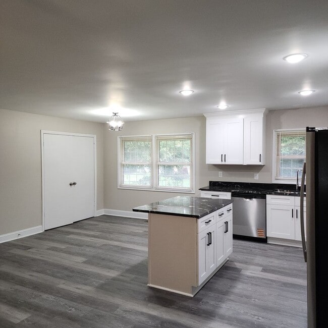 Building Photo - Remodeled Brick Ranch FOR RENT in Kernersv...