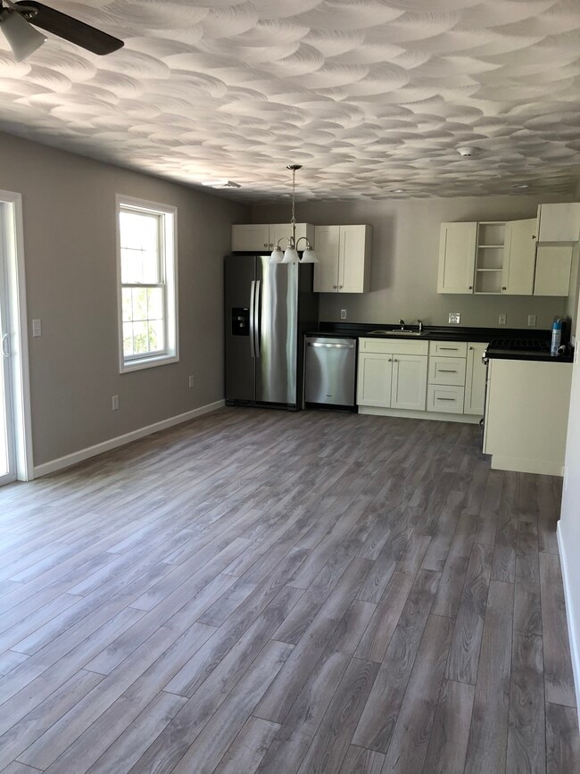 Building Photo - 697 Putnam Pike