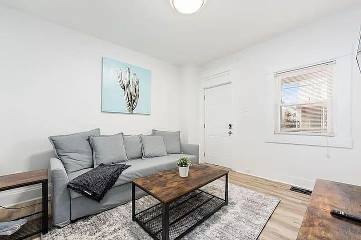 Foto del edificio - This updated 2-bedroom townhouse offers comfortable living in the heart of Olde Towne East. .