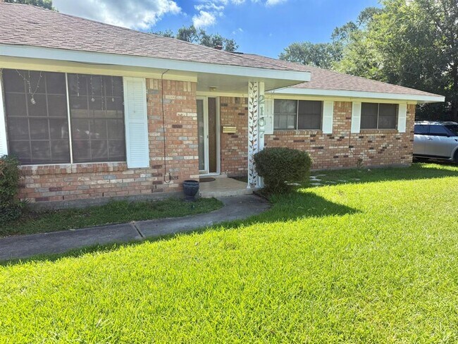Foto del edificio - 2107 Old Alvin Rd