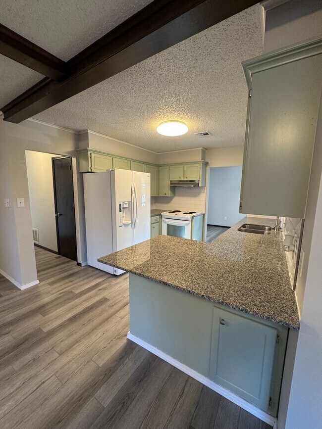 Foto del edificio - 3 Bedroom Home with Fenced Yard!!