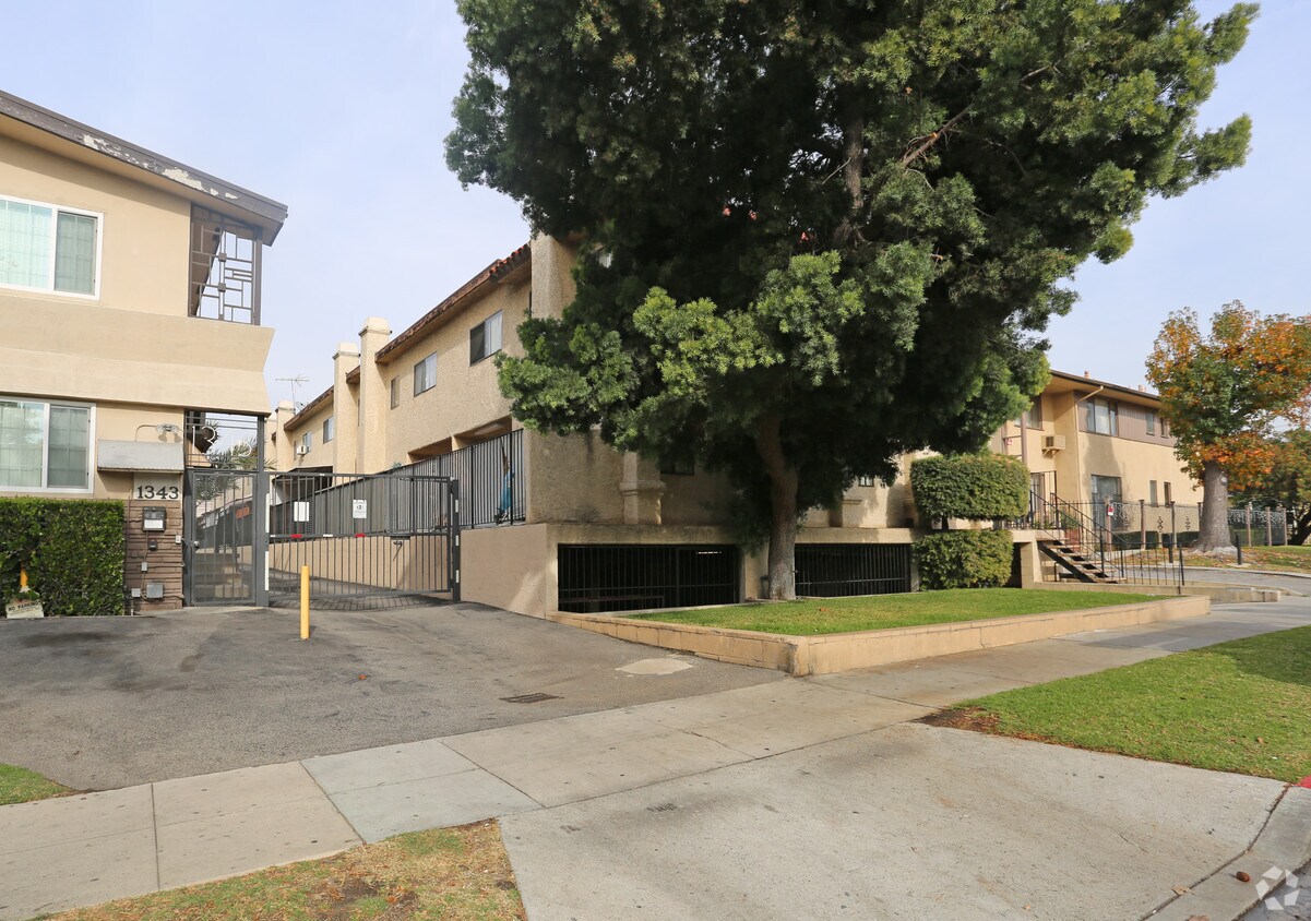 Building Photo - 1347 E Harvard St