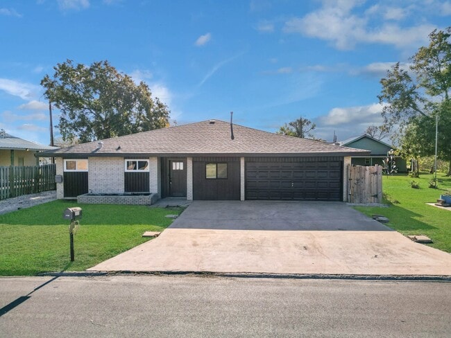 Building Photo - 7918 Bayside Dr