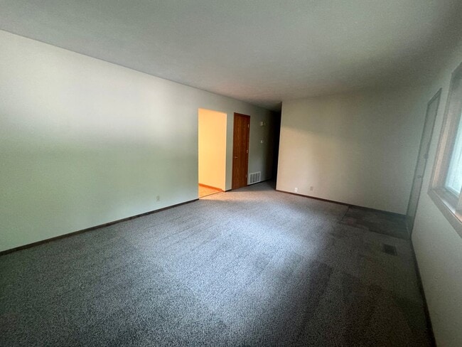 Foto del edificio - 3 bedroom, 2 bath in NE Lincoln