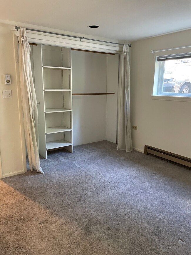 Photo - Cozy Bellevue One Bedroom Available Beginn... Apartment