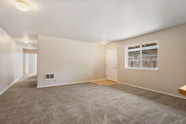 Building Photo - 443 NE Clay Ave