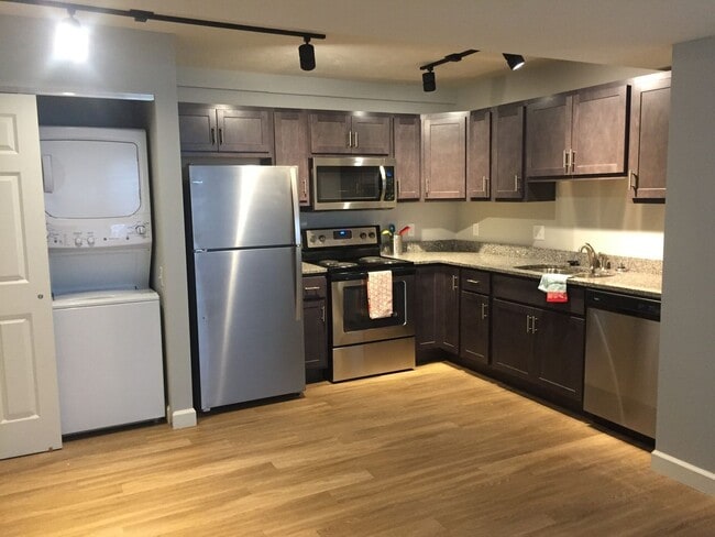 Interior Photo - 512 E Stoughton St