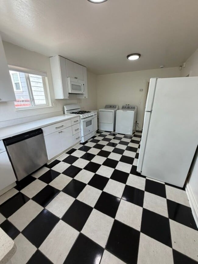 Photo - 3033 West St - Lower Unit Apartment