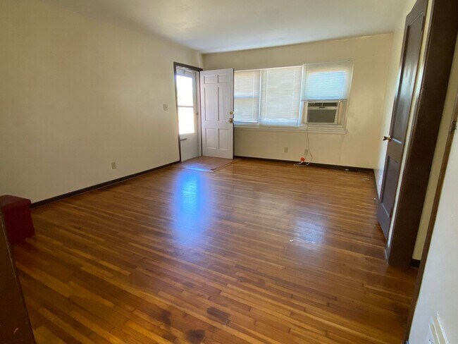 Building Photo - Nice Clean Home - Section 8 accepted