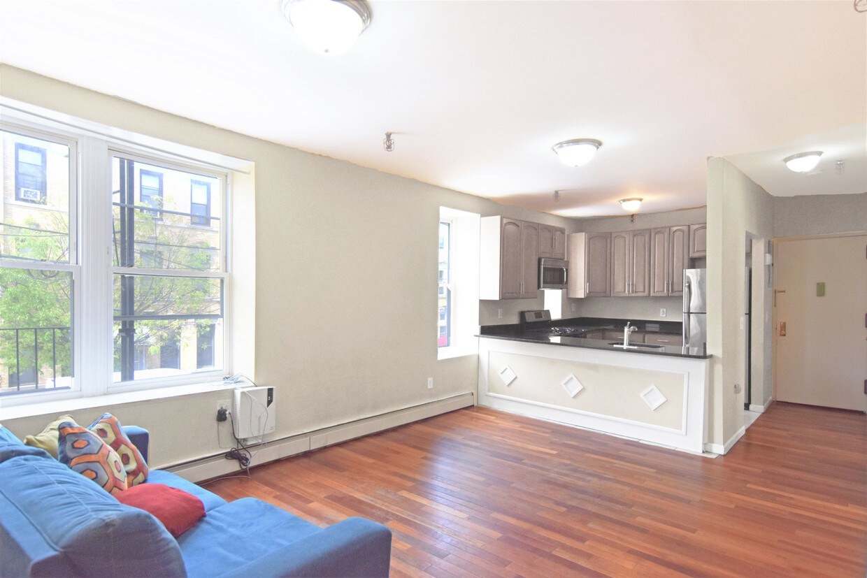 Foto principal - 59-29 Myrtle Ave