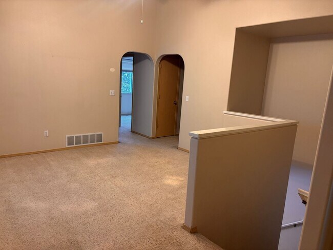 Building Photo - Beautiful and spacious East Anchorage home