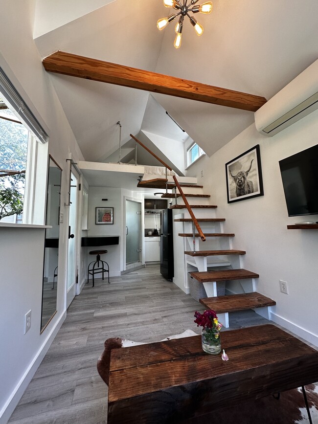 Building Photo - 977 McFarlane Ave