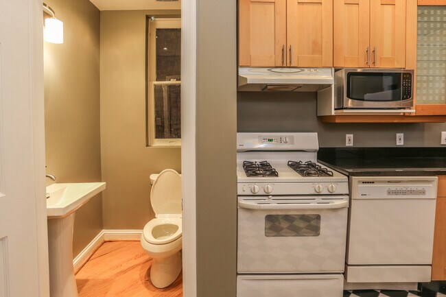 Foto del edificio - Beautiful Abode in Bloomingdale! Parking I...