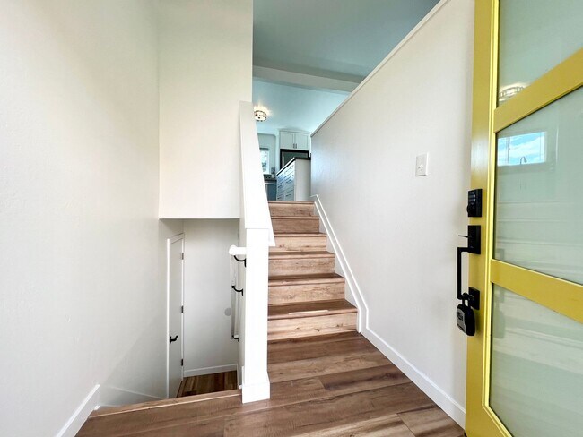 Building Photo - Remodeled 3 Bed, 2 Bath Home near the Beac...
