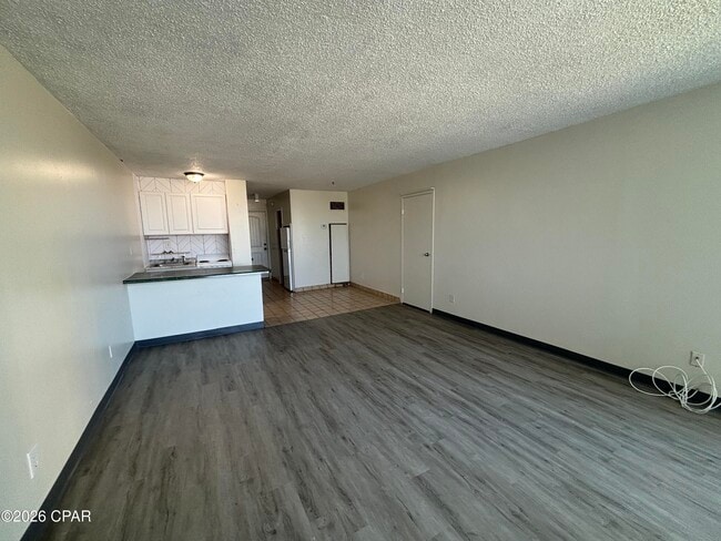 Building Photo - 8817 S Thomas Dr