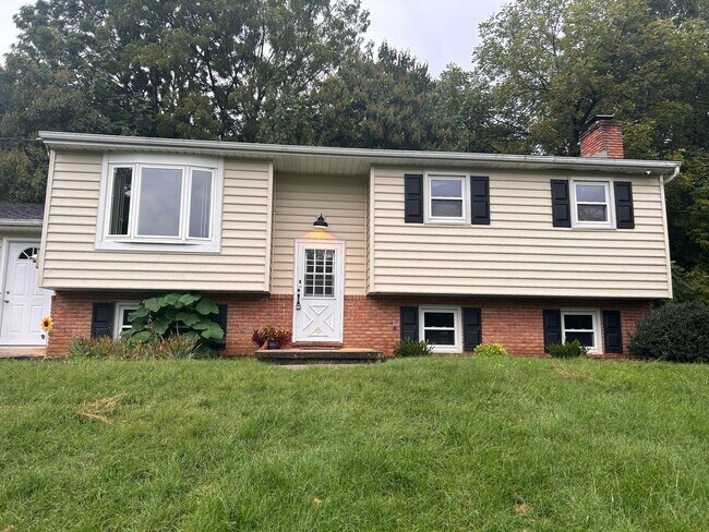 Foto del edificio - 4-Bedroom, 2-Bathroom Home In Lancaster!