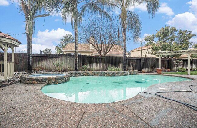 Foto del edificio - 4840 Woodbridge Way