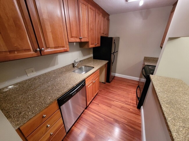 Building Photo - $1800 - 2 Bed / 1 Bath Condominium in Manc...