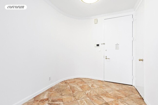 Building Photo - 150 E 57th St