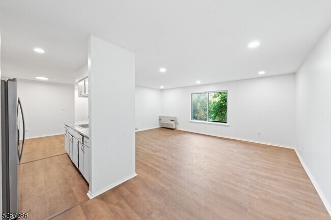 Foto del edificio - 68 Marlowe Ct