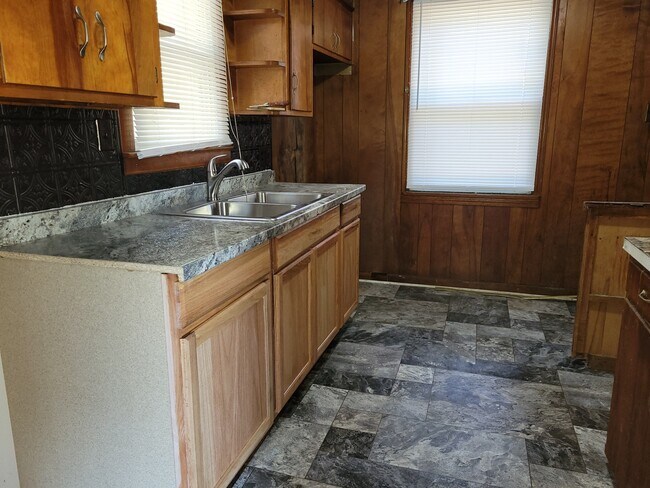 Building Photo - 2425 Ruby Dr