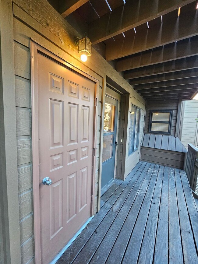 Building Photo - Cozy 2 Bedroom on Moorings Dr