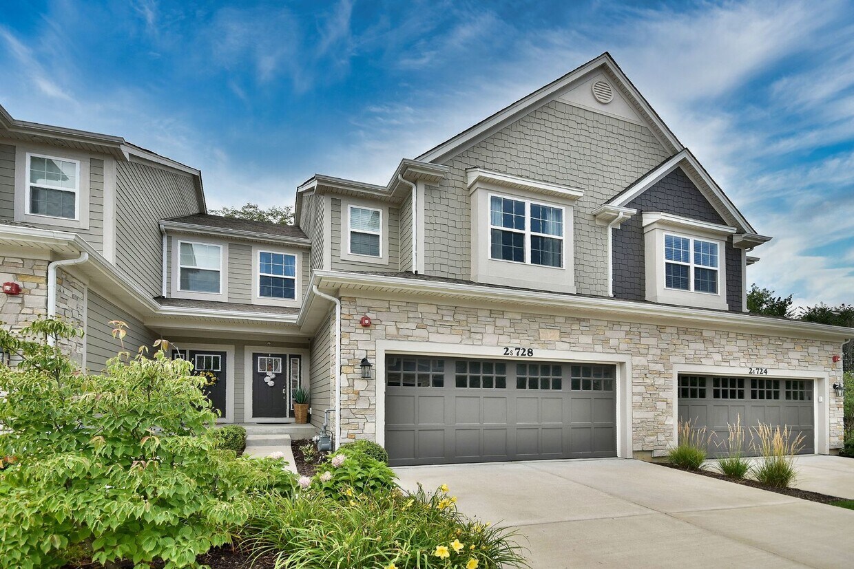 2S728 Crimson King Ln, Glen Ellyn, IL 60137 Townhome Rentals in Glen