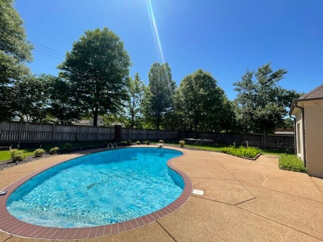 Foto del edificio - Luxurious home in Collierville with an ing...