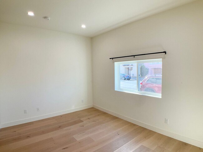 Foto del edificio - FULLY Remodeled. In-Unit W/D, Stainless Appliance Package, MODERN!