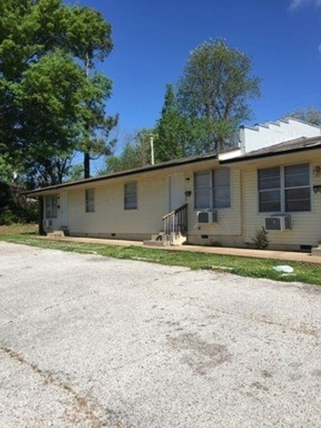 Building Photo - Bolivar MO 2 Bed 1 Bath Apartment