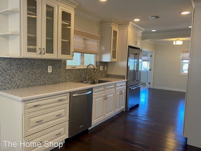 Building Photo - 3 br, 2 bath House - 141 E Fairway