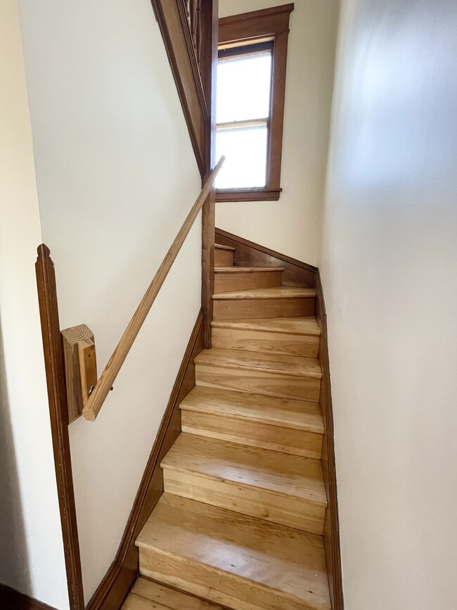 Escalera a la unidad superior - 424 Banfil St
