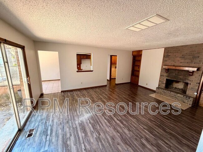 Foto del edificio - 7000 Woodlake Dr