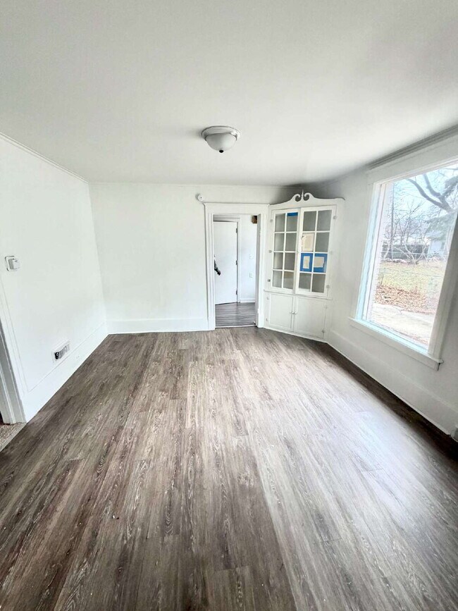 Building Photo - 3 Bedrooms, 1 Bath