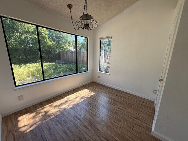 Foto del edificio - 8475 Wheatland Dr