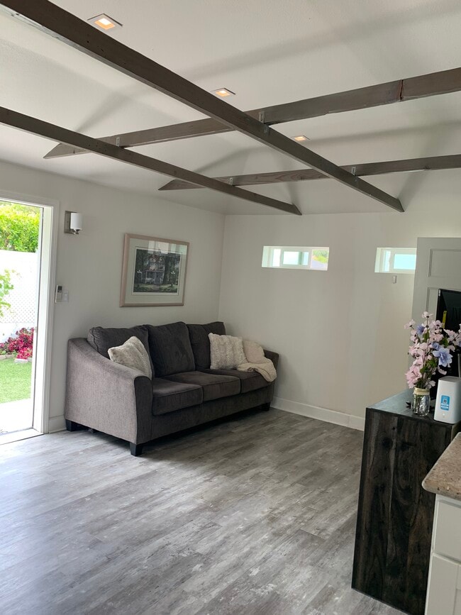Sala de estar con puerta al patio trasero - 17461 Keswick St