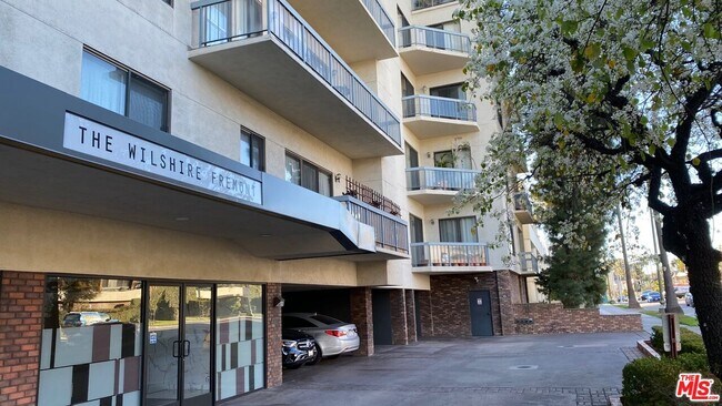 Building Photo - 4460 Wilshire Blvd