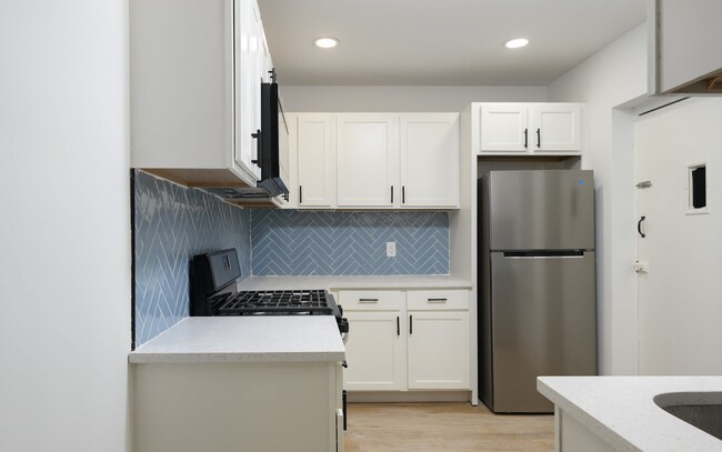 Kitchen-Renovated (2BR, 2BA) - Corner Grove Apartments