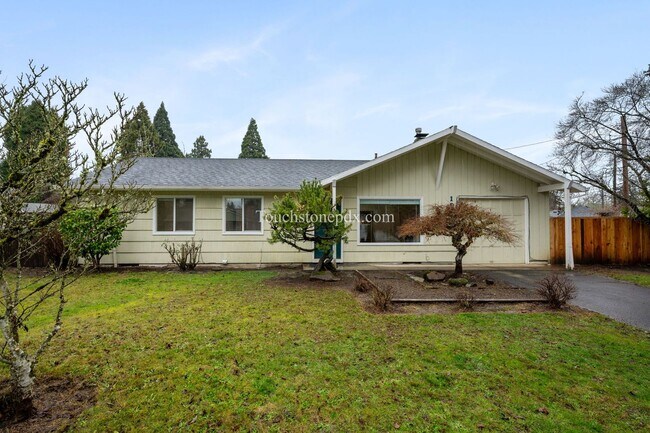 Foto del edificio - Bright 3 Bedroom Home with Fenced Backyard in Tigard