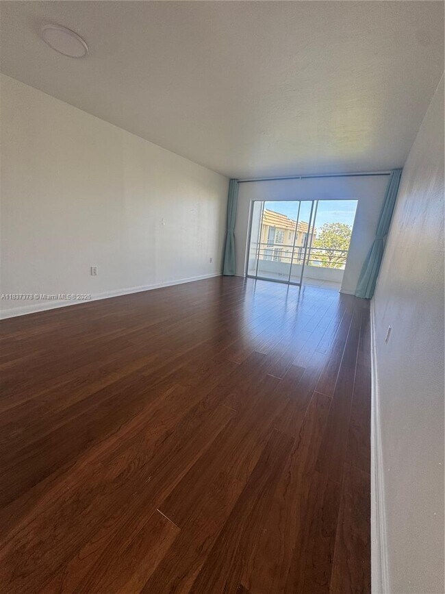 Foto del edificio - 8400 Sunrise Lakes Blvd