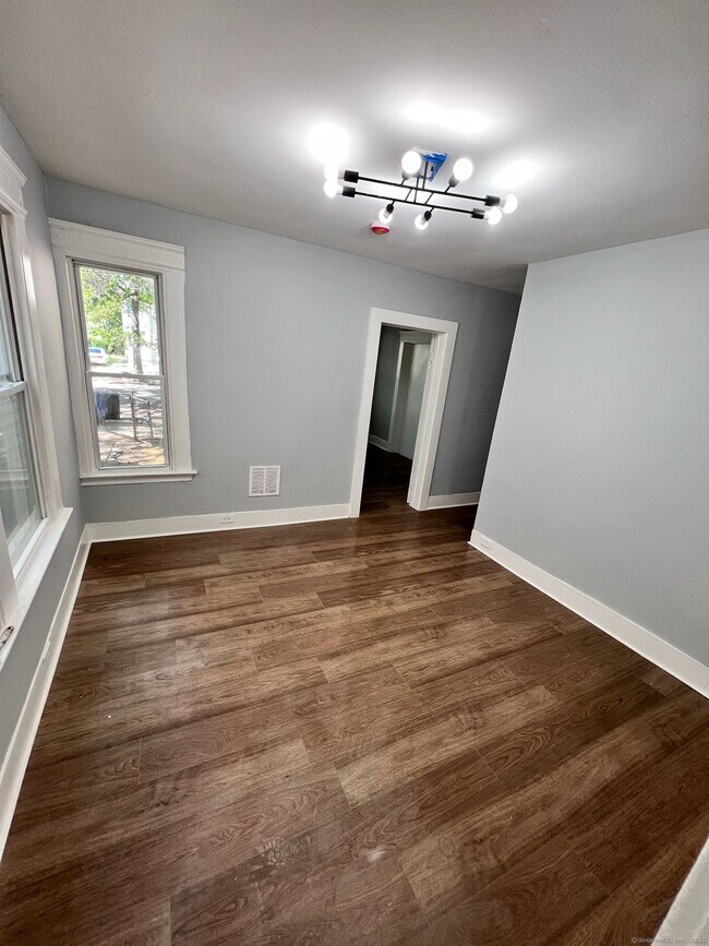 Foto del edificio - 375 Shelton Ave