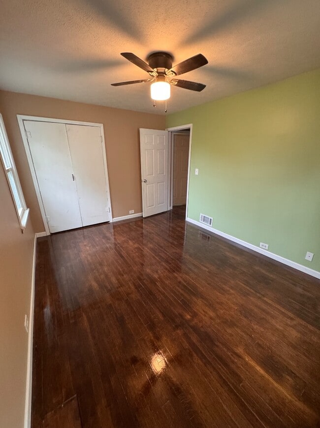 Foto del edificio - 210 E Charles St