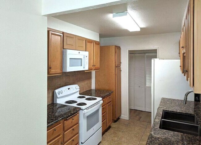 Building Photo - 5412 Lindley Ave