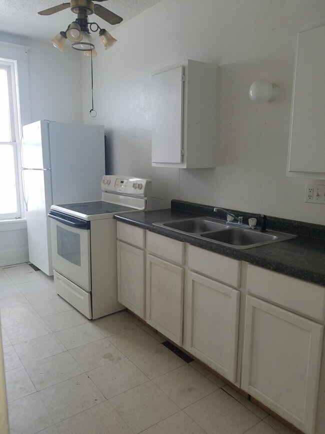 Building Photo - 402 S 15th St
