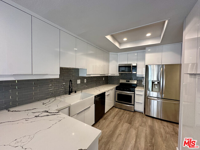 Building Photo - 4271 Las Virgenes Rd