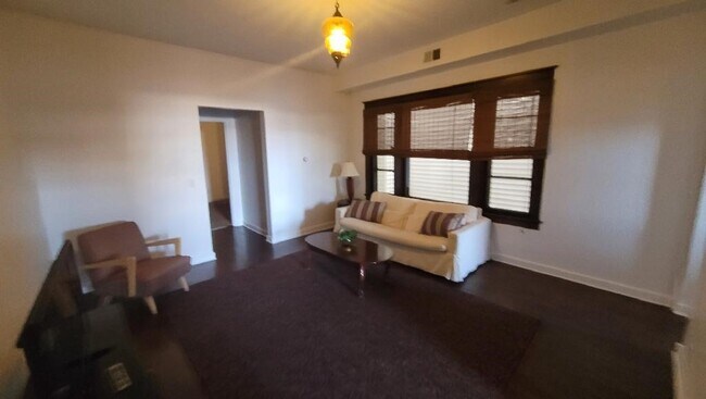 Livingroom apt #8 - 117 E Milwaukee St